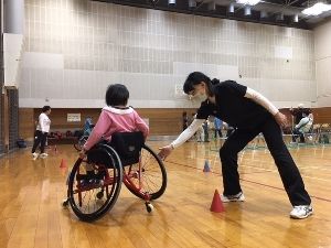 パラスポーツ体験教室　車いすスラローム（4月）