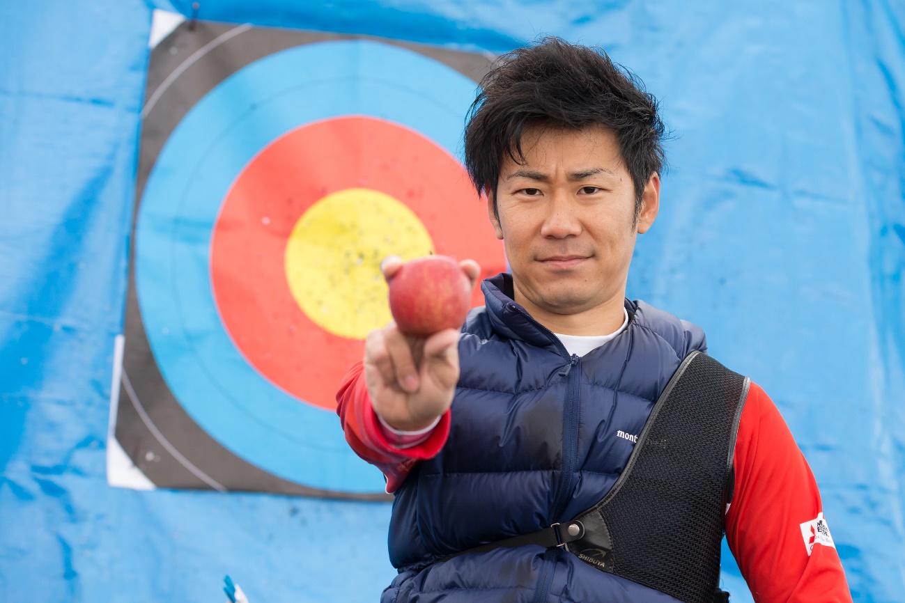 なにわのロビンフッド誕生！ 70m先のりんご、さらにはドーナツの輪を射貫く、上山選手のスゴ技に密着!!