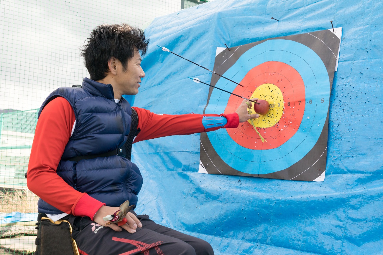 なにわのロビンフッド誕生！ 70m先のりんご、さらにはドーナツの輪を射貫く、上山選手のスゴ技に密着!!