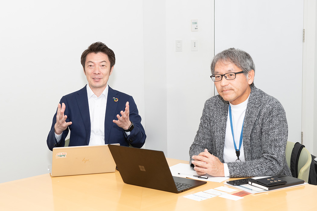 コミュニケーション&サステナビリティ マネージャー 鬼島 博信さん メディア&パブリックリレーションマネージャー 岩田 肇さん