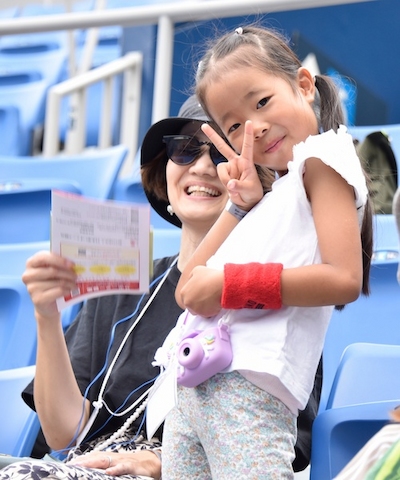 ピースサインをする女の子