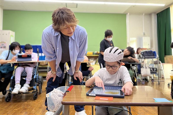 都立墨東特別支援学校　小学部児童・中学部生徒による作品制作の様子
